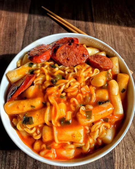 Teokkboki Ramen, Korean Lunch Food, Ramen And Tteokbokki, Teokkboki Food, Tobokii Food, Tteokbokki Noodles, Tteokbokki Ramen, Snack Drinks, Spicy Korean Food