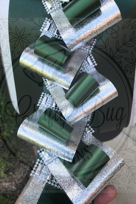 double loops stacked. Homecoming mum loop chain; hunter green, gray and silver Mum Chains Diy, Loop Chain Mum, Green And Black Homecoming Mums, Green And Gold Homecoming Mums, Double Homecoming Mums, Double Mum Homecoming, Mum Chains, Cheer Mums, Homecoming Braids