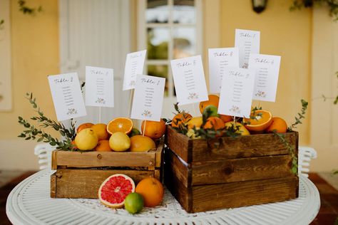 Un mariage fruité et coloré dans le Var – La Sœur de la Mariée Fruit Table Decor Wedding, Tropical Fruit Wedding, Fruit Wedding, Citrus Wedding, Provence Wedding, Orange Table, Aisle Flowers, Dream Wedding Decorations, Wedding Table Plan