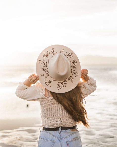 Cowboy Hat Summer, Cowboy Hat Design, Custom Cowboy Hats, Hand Burn, Felt Cowboy Hats, Rancher Hat, Chapeau Cowboy, Painted Hats, Crown Hat