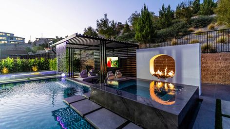 Stylish Features to Turn a Backyard into a Garden Oasis - Luxury Pools + Outdoor Living Luxury Outdoor Pool, Geometric Pool, Yard Deck, Modern Pool, Resort Lifestyle, Pool Outdoor, Luxury Pools, Backyard Pools, Resort Pools