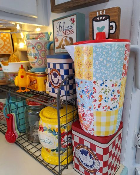 Good Morning ☕️ In a matter of weeks, these counters will be filled with beautiful fall hues. 🍁🎃🍂 I decorated too early last year😆 I'm not feeling it yet to decorate all the fall things, but I am thankful to be another month closer to fall for some cooler weather......hopefully! 🙌 🍁 🎃 🍂 🍁 🎃 🍂 Vintage Kitchen Decor 1950s, Pioneer Woman Kitchenware, Kitchen Ideas Vintage, Vintage Kitchen Decor Retro, Vintage Kitchen Decor Farmhouse, Pioneer Woman Decor, Pioneer Woman Kitchen Design, Women Decor, Pioneer Woman Kitchen Decor