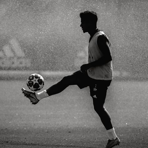 Football Training Program, Soccer Shoot, Soccer Images, Cr7 Football, Best Soccer Shoes, Football Photography, Soccer Inspiration, Mens Soccer, Soccer Boys