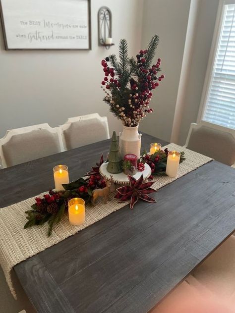 Christmas Dining Table Simple, Simple Dining Room Christmas Decor, Square Dining Table Christmas Decor, Living Room Table Decor Christmas, Dining Room Xmas Decor, Christmas Square Table Decor, How To Decorate Dinner Table, Dinning Centerpiece Ideas, Small Dining Room Christmas Decor