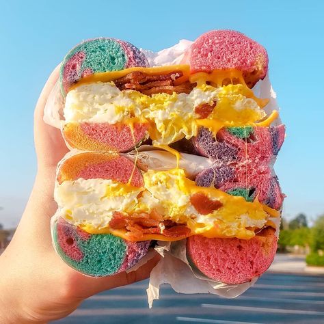 101 Bagel Cafe Eatery In Atlanta Has Magical Rainbow Bagels You Can Indulge In - Narcity Rainbow Bagel, Bagel Store, Rainbow Bagels, Atlanta Vacation, Rainbow Baking, Bagel Cafe, Unicorn Food, Rainbow Donut, Lucky Charms Marshmallows