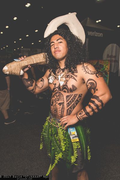 Maui (Moana) #cosplay at LA Comic Con 2017 Photo by #DTJAAAAM Moana And Maui Couples Costume, Moana And Maui Halloween Costumes, Moana Cast, Maui Cosplay, Hawaii Costume, Moana Halloween, Moana Halloween Costume, Moana Cosplay, Maui Moana