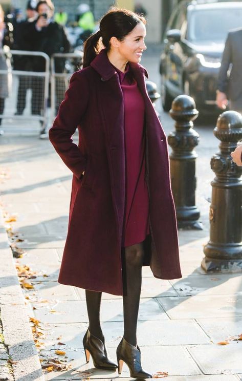 Meghan Markle Style: All of Her Best Looks | Who What Wear UK Meghan Markle Pregnancy Style, Meghan Markle Dress, Meghan Markle Outfits, William E Kate, Club Monaco Dress, Burgundy Outfit, Meghan Markle Style, Dark Autumn, Pregnancy Outfits