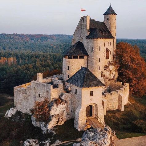 Historical Castle on Instagram: “🏰 Bobolice Castle 📍 Bobolice, Poland ⌛ Built in the 14th century 📷 @bokehm0n Follow us for more @historical_castle #castle #castles…” Visit Poland, Royal Castle, Chateau Medieval, European Castles, Royal Castles, Castle Designs, Castle House, Fairytale Castle, Fantasy Castle