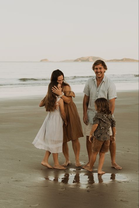 Sunset beach family photoshoot Beach Family Photoshoot, Wild Sea, Beach Outfit Ideas, Sunrise Colors, Summer Family Photos, Family Photo Shoots, Xmas Photos, Sunset Session, Beach Session