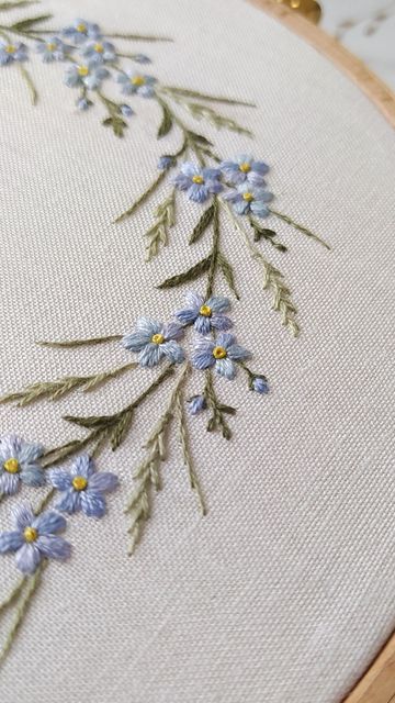 Patterned Fabric Embroidery, Anemone Flower Embroidery, Flower Stiching Ideas Easy, Tiny Flower Embroidery Patterns, Pretty Embroidery Designs, Embroidered Border Design, Embroidery On Dark Fabric, Contemporary Embroidery Inspiration, Embroidered Blueberries