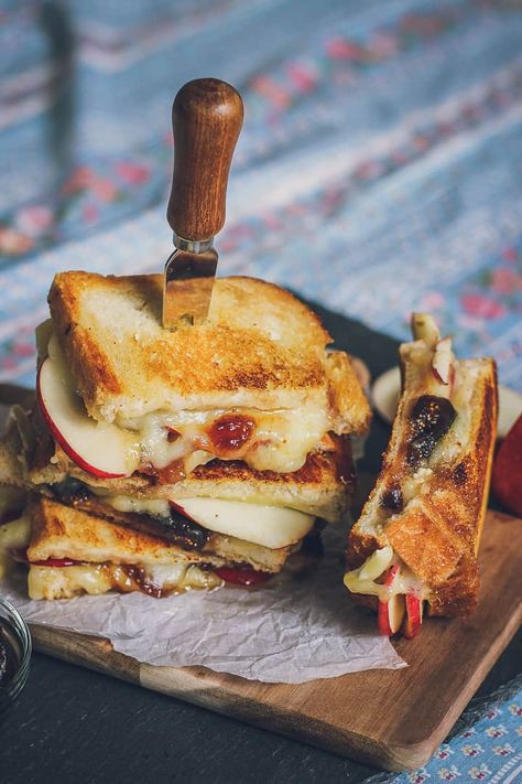 Sourdough Bread Healthy, Brie Grilled Cheese, Cheese Dippers, Fancy Grilled Cheese, Fig Jam Recipe, Grilled Cheese Recipe, Gourmet Grilled Cheese, Grilled Cheese Recipes, Fig Jam