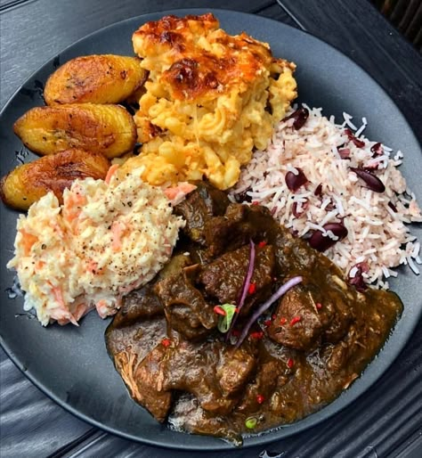 Afro Caribbean Food, Caribbean Food Platter, Jamaican Buffet, Healthy Caribbean Food, Carribean Food Catering, Jamaican Food Aethstetic, Carribean Food, Haitian Food Recipes, Delicacy Food