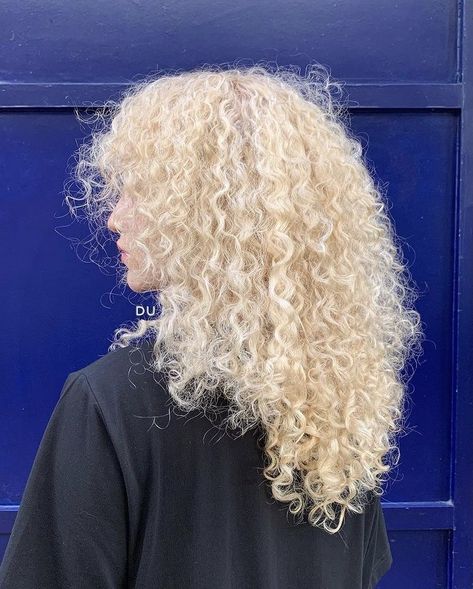 Platinum Blonde Hair On Curly Hair, Curly White Blonde Hair, Banana Blonde Hair, Blonde Lash Extensions, Platinum Curly Hair Natural Curls, White Curly Hairstyles, Platinum Blonde Hair Curly, Curly Platinum Hair, Curly Blonde Hair Aesthetic