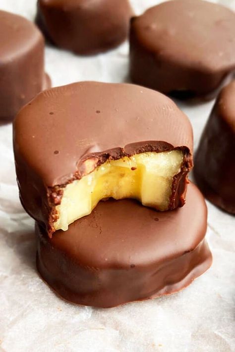 Frozen Chocolate Covered Bananas, Chocolate Covered Banana Bites, Frozen Chocolate Bananas, Chocolate Covered Bananas Frozen, Banana Desserts, Chocolate Dipped Bananas, Healthy Chocolate Banana, Ripe Banana Recipe, Recipes Banana