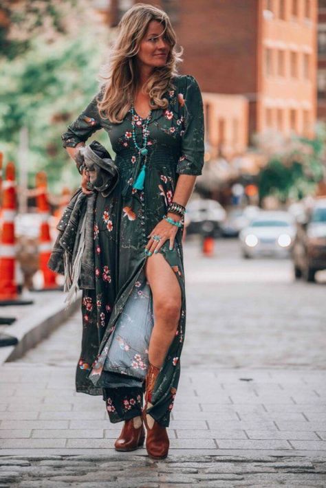 green dress bohemian style.  Bohemian style #weloveboho #boho #bohemian #gypsy #freespirit #fashion #moda #bohostyle #bohochic #gypsysoul #bohemiangirl #gypsystyle #fashionblogger #fashionista Boho Brand, Bohemian Style Dresses, Boho Style Outfits, Bohemian Maxi, Bohemian Maxi Dress, Maxi Robes, Style Maxi Dress, Boho Maxi Dress, Hippie Chic