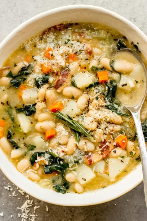 Thick and flavorful broth with cannellini beans, bacon, veggies, and fresh rosemary. #tuscanbeansoup #beansoup Soup For Lunch, Gluten Free Soup Recipes Glutenfree, Vegan Mediterranean, White Bean Soup Recipes, Diet Soup Recipes, Bean Soup Recipes, Soup Diet, White Bean Soup, White Bean