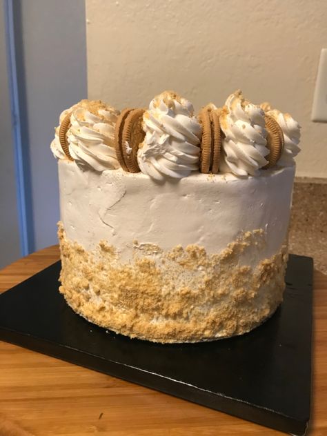 Golden Oreo Birthday Cake, Golden Oreo Icebox Cake, Oreo Cookie Birthday Cake, Golden Oreo Cake, Oreo Birthday Cake Decorations, Cookies And Cream Cake Aesthetic, Golden Oreo, Oreo Cake, Gold Cake