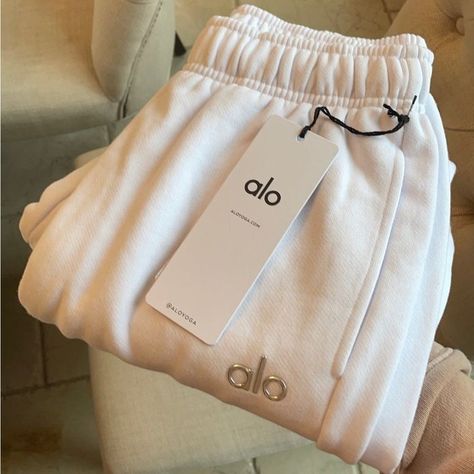 Womens Sweat Shorts, Yoga Sweatpants, Ripped Leggings, Gymwear Outfits, Sweatpants Outfit, Alo Yoga Pants, Birthday Wishlist, School Shopping, Alo Yoga