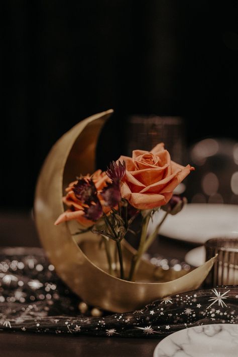 Celestial wedding inspo: Ikebana arrangements in moon vases Moon Wedding Theme, Star Themed Wedding, Celestial Wedding Theme, Starry Wedding, Starry Night Wedding, Enchanted Forest Wedding, Moon Wedding, Ikebana Arrangements, Celestial Wedding