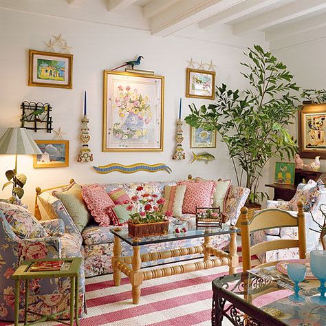 Chintz: A Southern Decorating Classic Florida Home Interior, Southern Decorating, Knole Sofa, Floral Sofa, Pantry Organisation, Southern Decor, Deco Studio, Beautiful Room, Casa Vintage