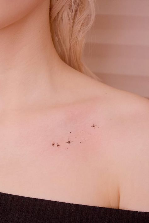 Realistic Star Tattoo, Small Star Tattoo Ideas, Small Collar Bone Tattoos For Women, Small Star Tattoo, Tiny Stars Tattoo, Sparkle Tattoo Ideas, Stardust Tattoo, Star Tattoo On Shoulder, Shooting Star Tattoo