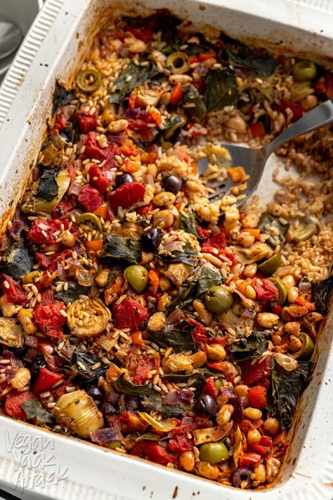 If you love the flavors of the Mediterranean, then you will absolutely enjoy this easy-to-make rice bake! Filled with beautiful colors, flavors, and briny goodness, that's all plant-based. Plant Based Mediterranean Recipes, Mediterranean Vegan Recipes, Mediterranean Diet Recipes Vegetarian, Baked Rice Recipes, Potluck Vegan, Vegetarian Mediterranean Recipes, Vegan Tapas, Vegan Supper, Vegan Casserole Recipes