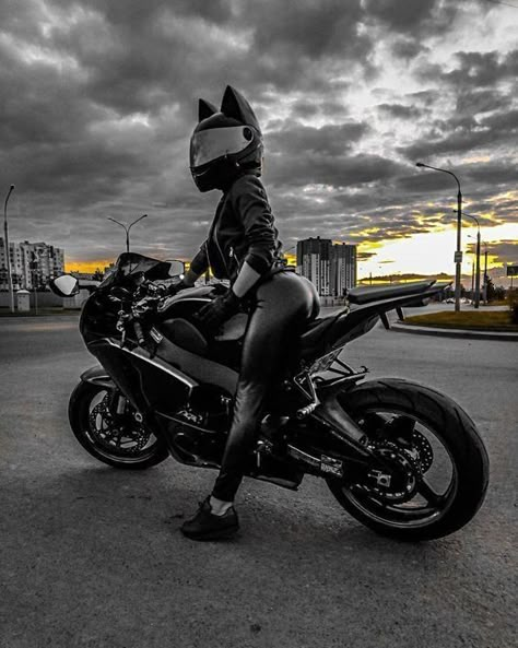 Girl Motorcyclist, Motorcycle Photo Shoot, Women Riding Motorcycles, Girl Riding Motorcycle, Xe Ducati, Womens Motorcycle Helmets, Riding Tips, Motocross Love, Image Moto