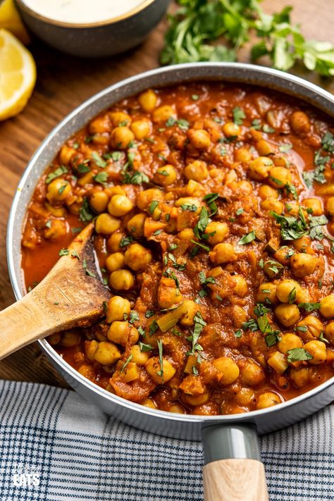 Instant Pot or Stovetop Chana Masala - a delicious lighter version of this popular vegetarian fragrant curry. Dairy Free, Gluten Free, Vegan, Slimming World and Weight Watchers friendly Clean Eating Vegetarian, Chick Pea, Pea Recipes, Tasty Vegetarian Recipes, Indian Food Recipes Vegetarian, Pressure Cooker Recipes, Curry Recipes, Vegan Dinners, Vegetarian Dishes