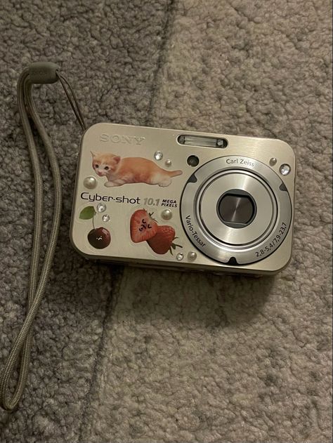 Y2k Camera, Silver Y2k, Camera Decor, Cute Camera, Retro Gadgets, Camera Digital, Pink Coquette, Birthday Wishlist, Cute Little Things