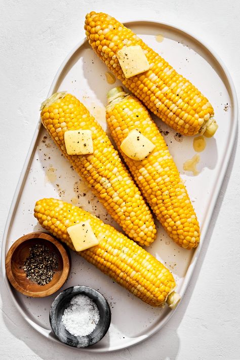 For a quick and delicious side dish, try this recipe for hot, juicy buttered corn on the cob. Best Sides For Bbq, August Food, Maine Lobster Festival, Themed Dinner Parties, Bbq Side Dish Recipes, Eat More Greens, Buttery Corn, Summer Recipe Ideas, Coleslaw Recipes