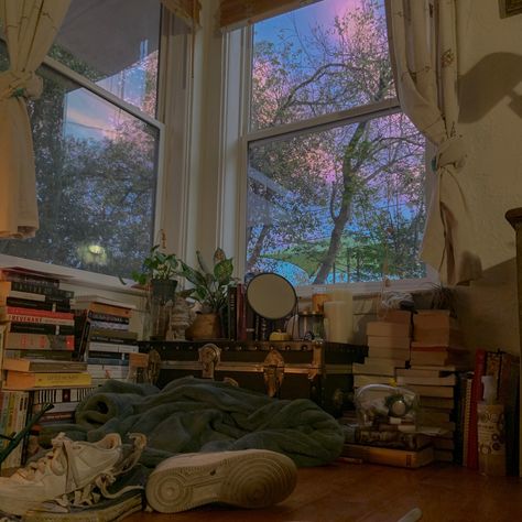 Cluttered Bedroom Aesthetic Vintage, Bedroom Sunset Aesthetic, Lo Fi Aesthetic Bedroom, Bedroom Clutter Aesthetic, Busy Room Aesthetic, Alt Room Inspiration, Clutter Bedroom Aesthetic, Childhood Bedroom Aesthetic, Cute Cluttered Bedroom