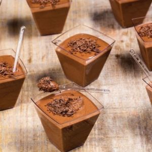 Lindt Chocolate Recipes, Chocolate Mousse Recipe, Lindt Chocolate, Chocolate Dessert Recipes, Köstliche Desserts, Food Website, Quick Desserts, Desserts To Make, Chocolate Shavings