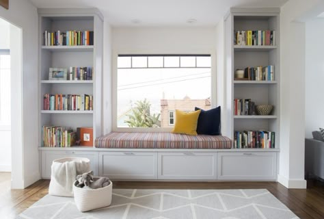 https://deringhall.com/daily-features/contributors/dering-hall/charming-window-seat-vignettes?slide=3 Window Seat With Bookshelves, Family Room Windows, Window Seat Design, Built In Shelves Living Room, Appartment Decor, Living Room Built Ins, Diy Dining Room, Room Window, Window Room