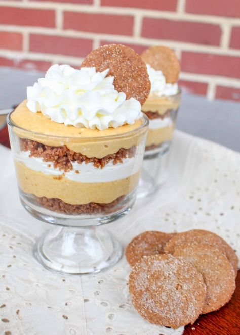 No Bake Pumpkin Trifles Pumpkin Trifles, Cheesecake Parfait Recipes, Pumpkin Parfait, Pumpkin Trifle, Raspberry No Bake Cheesecake, Easy Christmas Candy Recipes, No Bake Pumpkin, Cheesecake Trifle, Fast Desserts