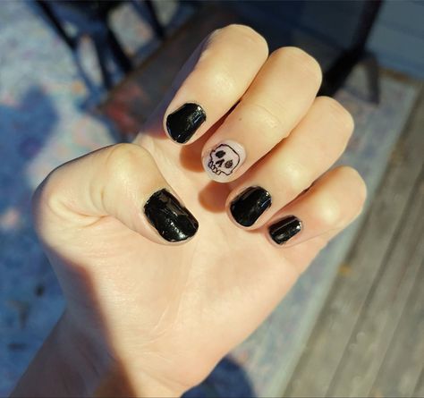 Tattooed skull on nails Skull French Tip Nails, Skull On Nails, Megan Nails, Halloween Short Nails, Spooky Manicure, Skull Nail Designs, Sharpie Nails, Skull Nail Art, Nail Designs For Short Nails