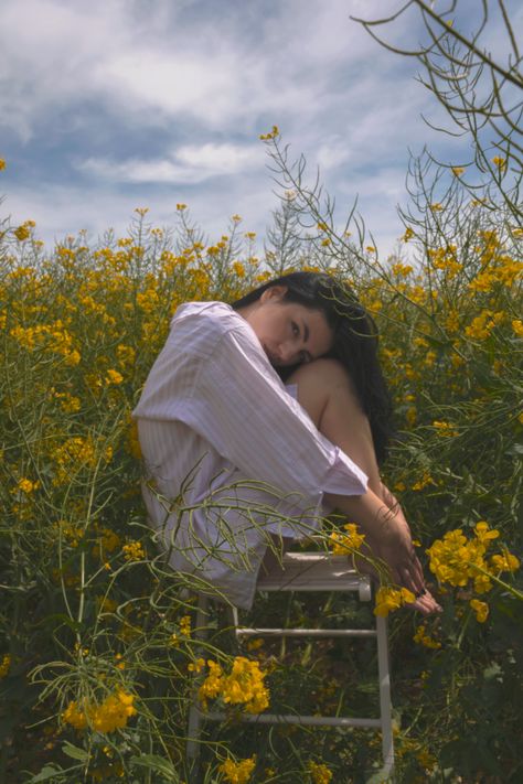 Laying In Flowers Photoshoot, Glowy Portrait Photography, Photo Outside Ideas, Goldenrod Photoshoot, Field Fashion Photography, Ethereal Field Photoshoot, Photoshoot Ideas For Dresses, Outdoor Grass Photoshoot, Grassy Photoshoot Ideas