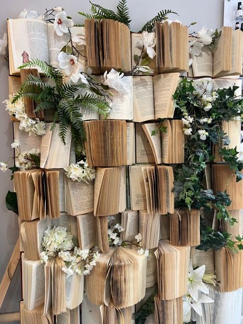 Book Wall, Deco Floral, Christmas Decor Ideas, Decoration Design, 인테리어 디자�인, Flower Shop, Event Decor, Photo Studio, Decor Diy