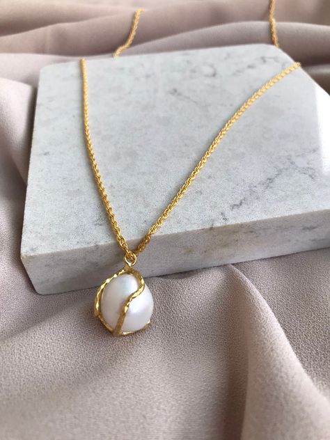 Excited to share the latest addition to my #etsy shop: Caged White Baroque Pearl Design Necklace, Large Gold Baroque Pearl Chain Necklace, Baroque Pearl, Mother White Gold Pearl Necklace, Pearl Pendant Designs Gold, Pearl Pendant Designs, Casual Jewellery, Modern Pearl Necklace, Baroque Pearls Jewelry, Classic Pearl Necklace, Necklace Chain Types, Diamond Pendants Designs