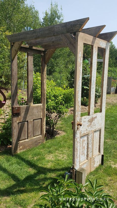 22 Ideas For Old Doors and Windows in the Garden Fence Made From Old Doors, Salvage Garden Ideas, Photography Garden Ideas, Old Windows Garden Ideas, Using Doors In The Garden, Door Garden Decor, Old Windows In Garden Ideas, Mirrors Outside Gardens, Brick In Garden Ideas