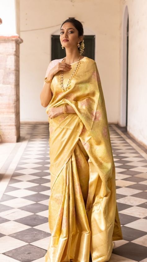 Kanchipuram Saree Wedding, Gold Saree, Kanjeevaram Silk Saree, Silk Kurti Designs, Brocade Saree, Silk Saree Kanchipuram, Wedding Sari, Saree Silk, Indian Fashion Saree