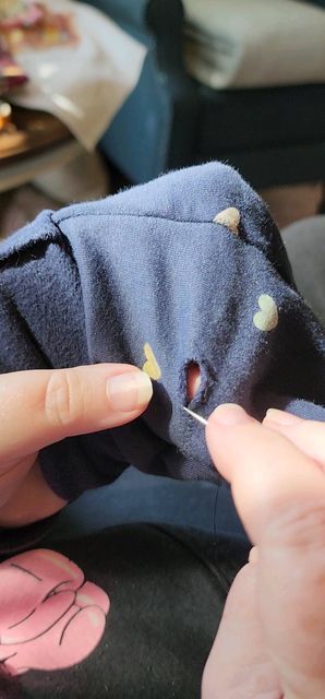 Stitching A Hole Closed, Invisible Mending Tutorials, Decorative Mending Stitches, Invisible Mending Stitch, Fixing Holes In Clothes, Hole Mending, Invisible Mending, Housekeeping Ideas, Joy White