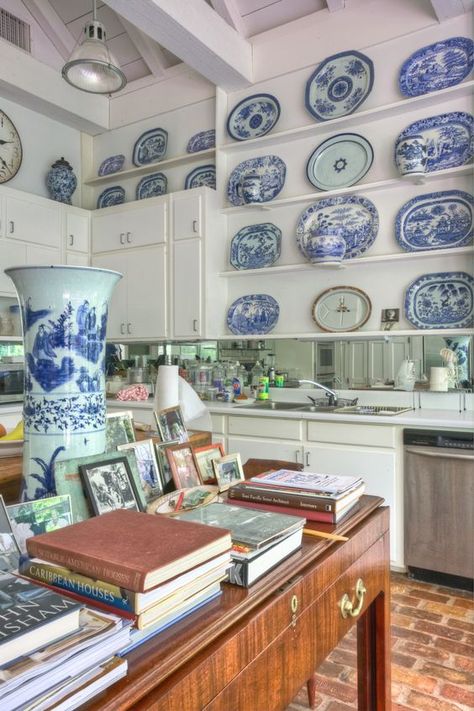 Another Chinoiserie Kitchen Furlow Gatewood, Chinoiserie Kitchen, Plates On The Wall, Classic White Kitchen, Fancy Kitchens, Blue And White Chinoiserie, Blue White Decor, The Enchanted Home, Timeless Kitchen