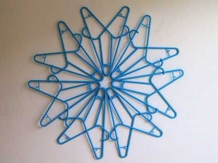 Look closely - those are plastic hangers! This would make a great durable outdoor decoration. via Craft Gossip Plastic Hanger Crafts, Hanger Snowflakes, Coat Hanger Crafts, Clothes Hanger Crafts, Hanger Art, Plastic Clothes Hangers, Hanger Crafts, Household Objects, Snow Flakes Diy