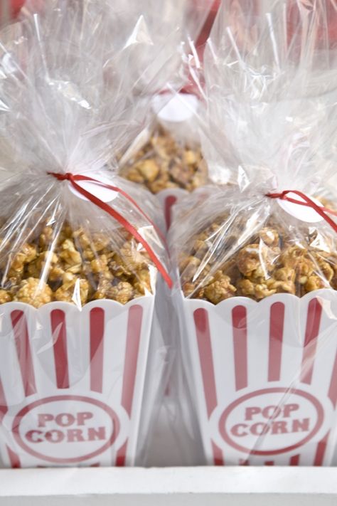 I think this would be a great addition for a Bake Sale item. Maybe even a movie themed birthday. This is a from DIY wedding inspiration blog. Includes recipe for caramel popcorn. Diy Caramel, Popcorn Wedding Favors, Bake Sale Treats, Bake Sale Packaging, Popcorn Wedding, Cake Stall, Diy Carnival, Bake Sale Recipes, Diy Wedding Inspiration