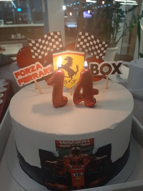 F1 Cake Ideas Ferrari, F1 Bday Cake, Mclaren Birthday Cake, Ferrari Party Ideas, F1 Cake Ideas, Formula One Cake, Bolo Formula 1, Ferrari Birthday Cake, Formula 1 Birthday Party Ideas