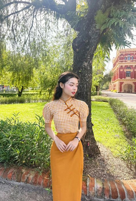 Burma Clothing, Burma Dress, Burmese Dress, Burmese Clothing, Traditional Dresses Designs, Myanmar Traditional, Doodles Drawings, Myanmar Traditional Dress, Myanmar Dress Design