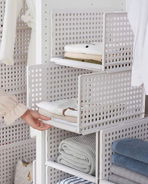 20 Best Dorm Room Storage Ideas - College Dorm Organizers Closet Interior, Organiser Son Dressing, Stackable Storage Boxes, Dorm Room Storage, Cool Dorm Rooms, Clothes Storage Boxes, Box Bedroom, Storage Products, Decor Studio