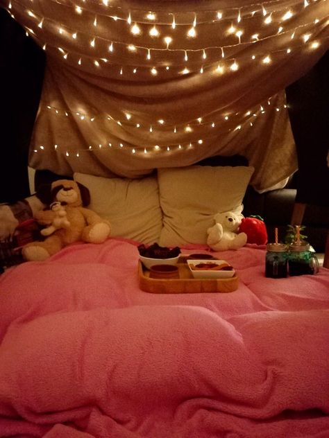 Trampoline Fort Aesthetic, Fort Ideas Aesthetic, Easy Blanket Fort Ideas, Easy Forts Indoor, Sleepover Fort Aesthetic, Blanket Nest Aesthetic, Aesthetic Fort Ideas, Fort Ideas Indoor Bedroom Easy, Sleepover Fort Ideas Easy