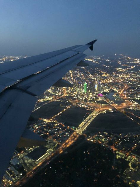 Air Plane Aesthetic, Airport Vibes, Liz Tomforde, Plane Photos, Airport Aesthetic, High Aesthetic, Travel Picture Ideas, Flight Attendant Life, Night Flight