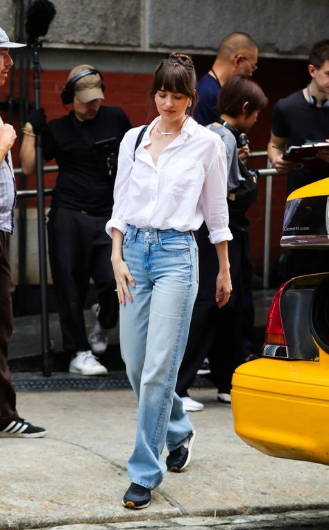 Dakota Johnson Found the Perfect Pair of ’90s Jeans | Glamour Nyc Outfits Fall, Fall Nyc Outfits, Nyc Fall Fashion, Nyc Fall Outfits, Fall Nyc, Fall Winter Capsule Wardrobe, Double Denim Looks, Dakota Style, Dakota Johnson Style